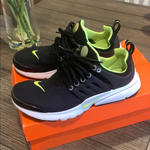 Nike’s - Picture 3 of 5